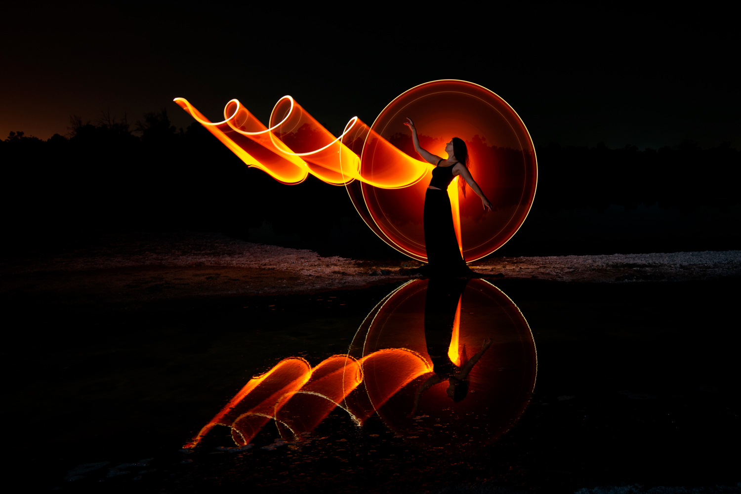 Kun on pimeää ja käytät hidasta suljinaikaa, voit maalata valolla kuvioita ilmaan.