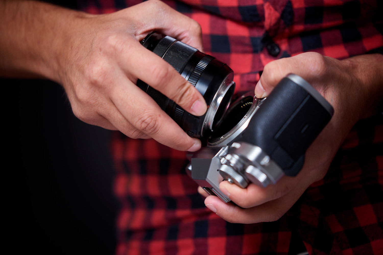 Tenk alltid to skritt frem når du bytter objektiv, slik at du ikke fumler med en eksponert bildebrikke.