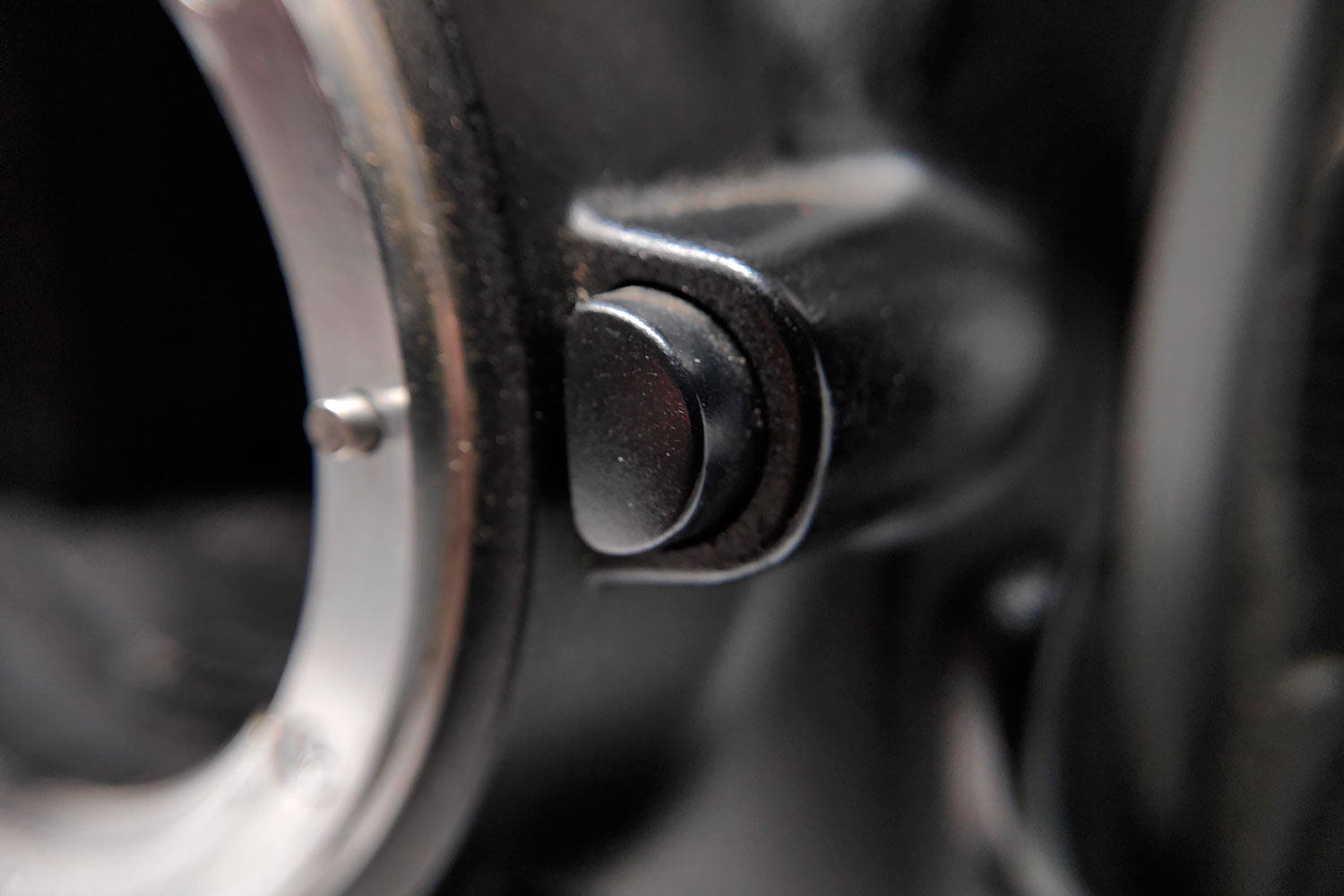 Trykk på denne knappen for å låse opp objektivet slik at du kan ta det av.