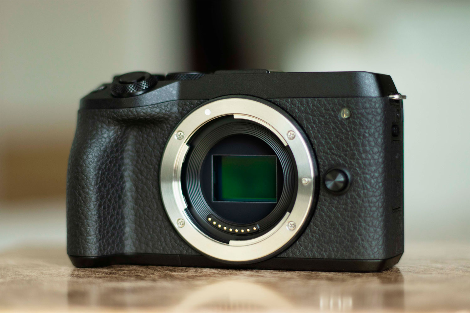 Hvis det kommer smuss og støv på bildebrikken, kan det forårsake alvorlige skader.