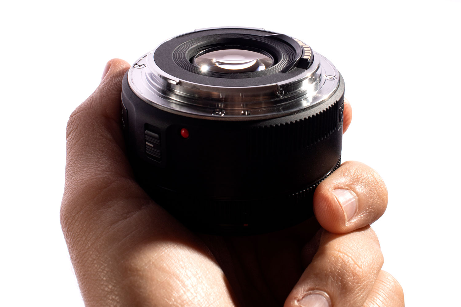 Objektiivin takaosassa oleva elektroniikka voi myös vahingoittua, jos sitä ei suojaa suojuksella.