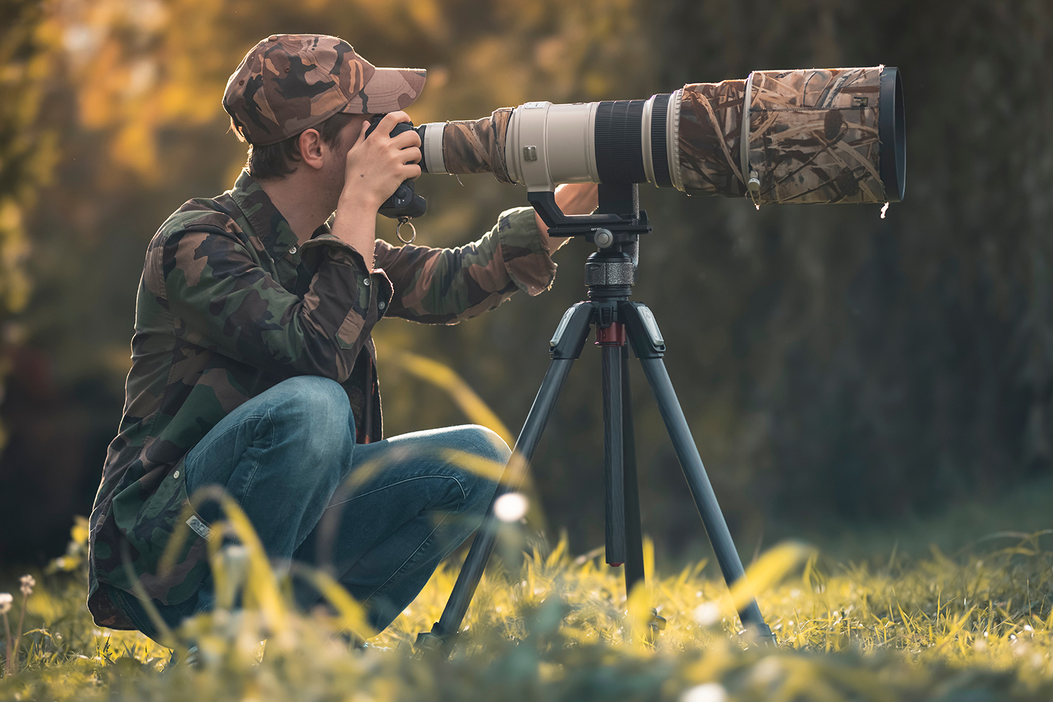 Valokuvaaja kuvaa teleobjektiivilla.