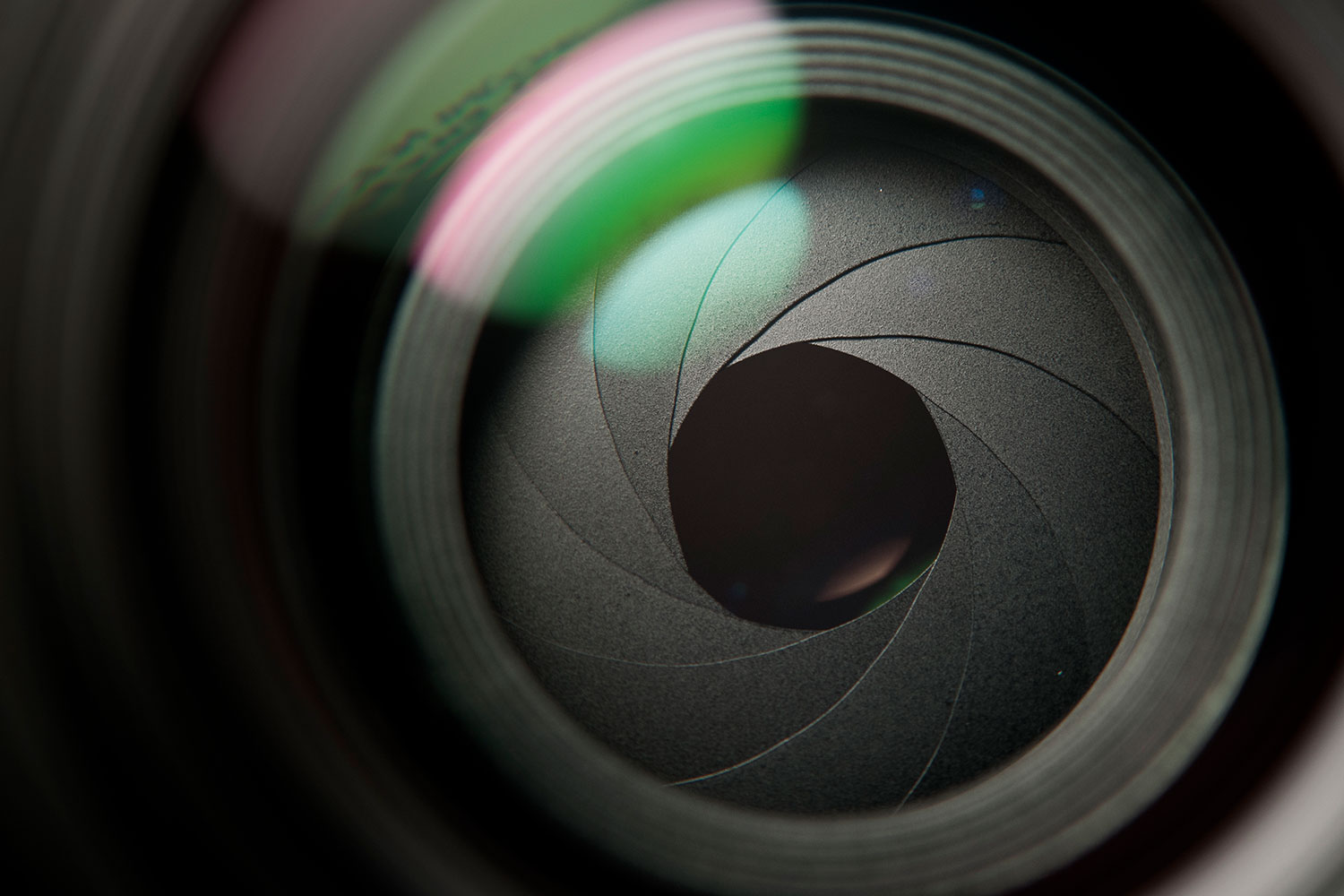 Når blenderåpningen er åpen, kommer det inn mer lys.