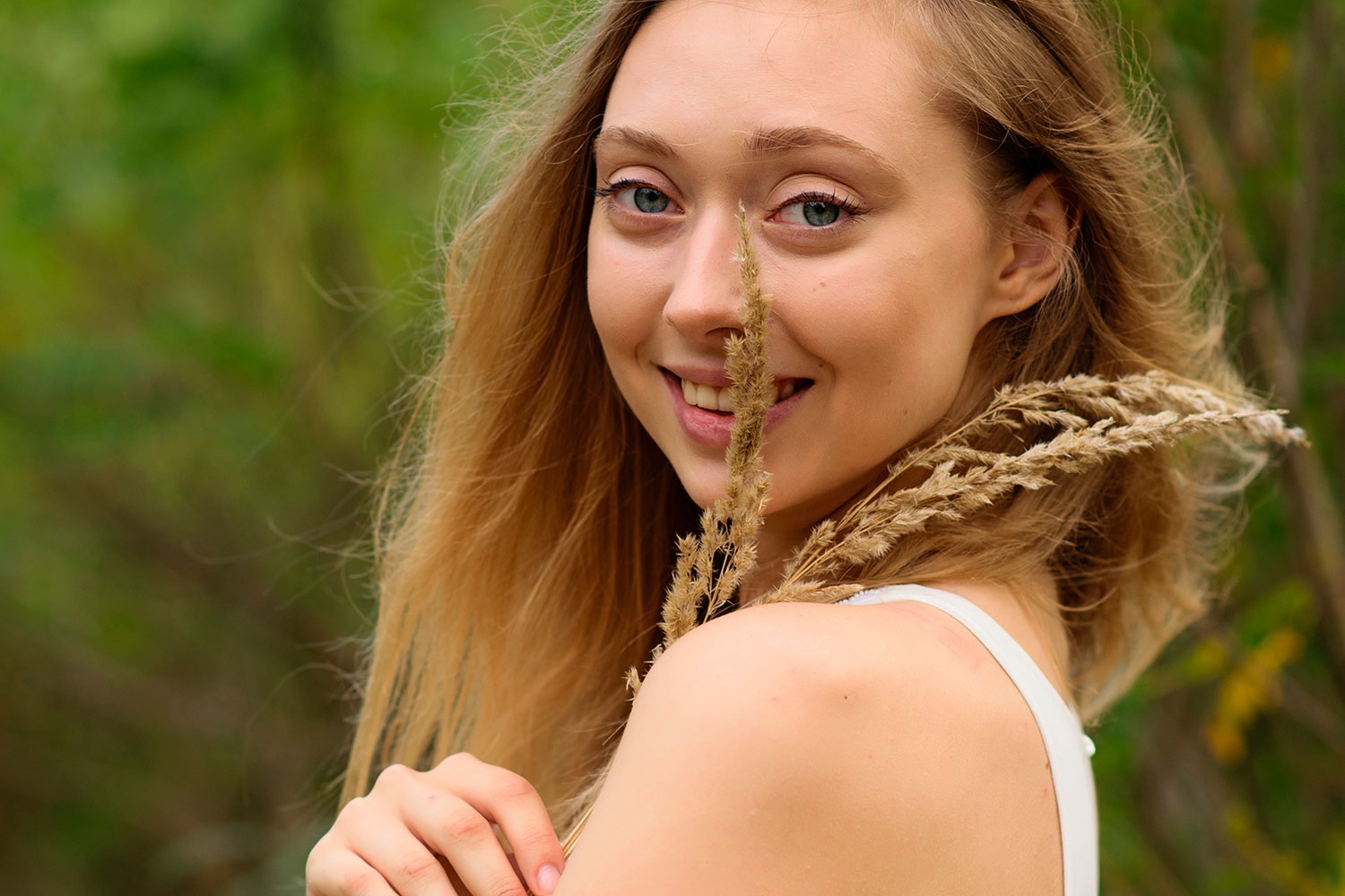 En stor blenderåpning gir liten dybdeskarphet, noe som fungerer godt til portretter.