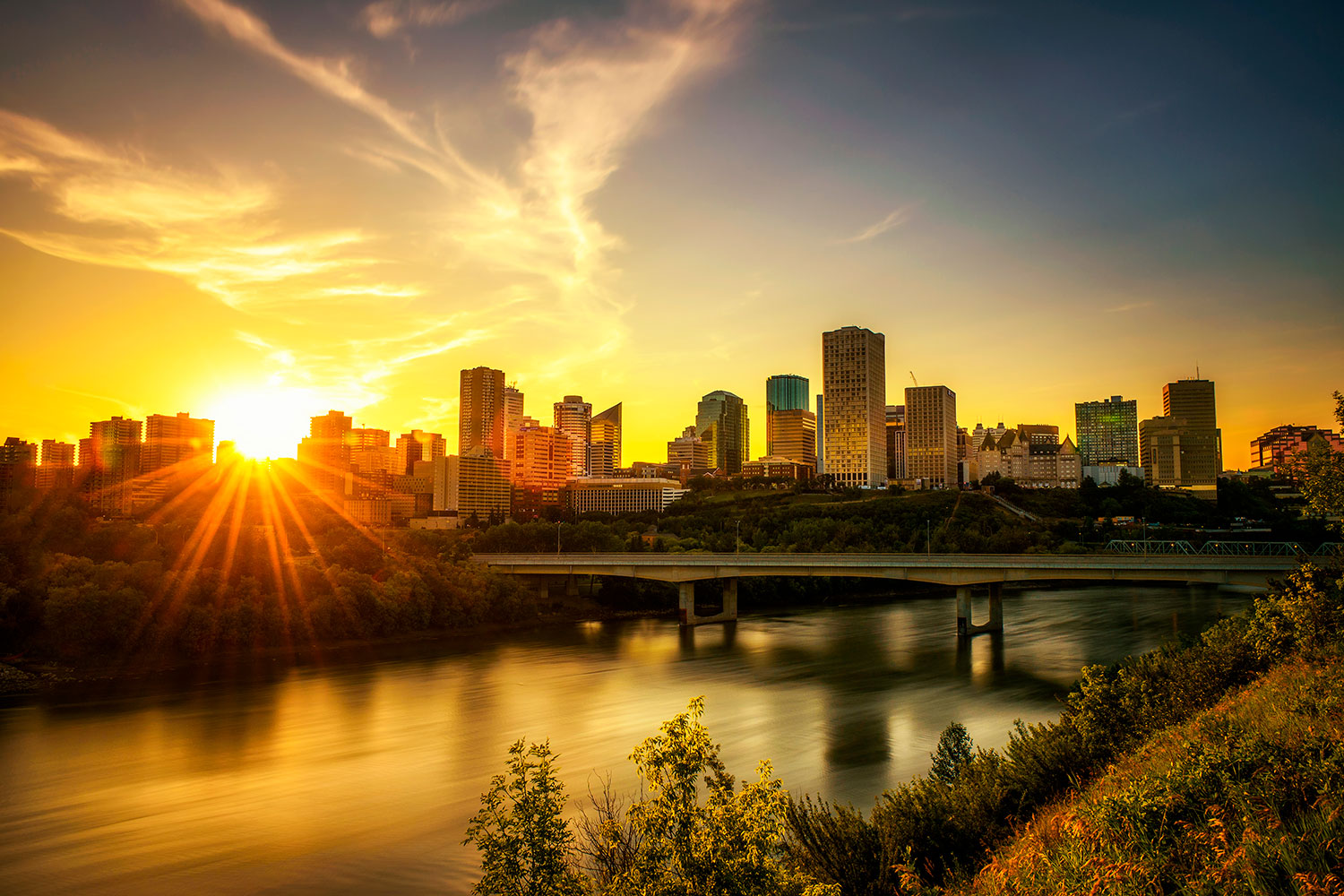 Kun suljinaukko on pieni, voit kuvata pitkällä suljinajalla, jolloin esimerkiksi auringonsäteet erottuvat kauniina ja vesi näyttää ”pehmeältä”.