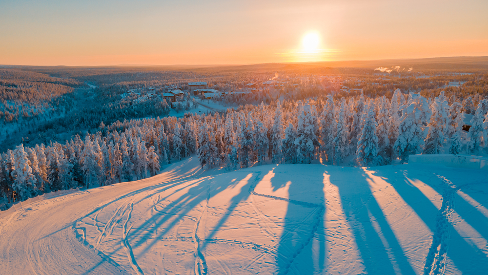 fjell badet i lav sol over snødekket landskap