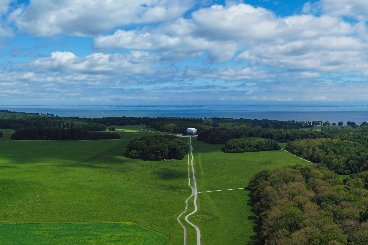 Tænk linjer og symmetri ind i dine billeder. når du skyder med drone.
