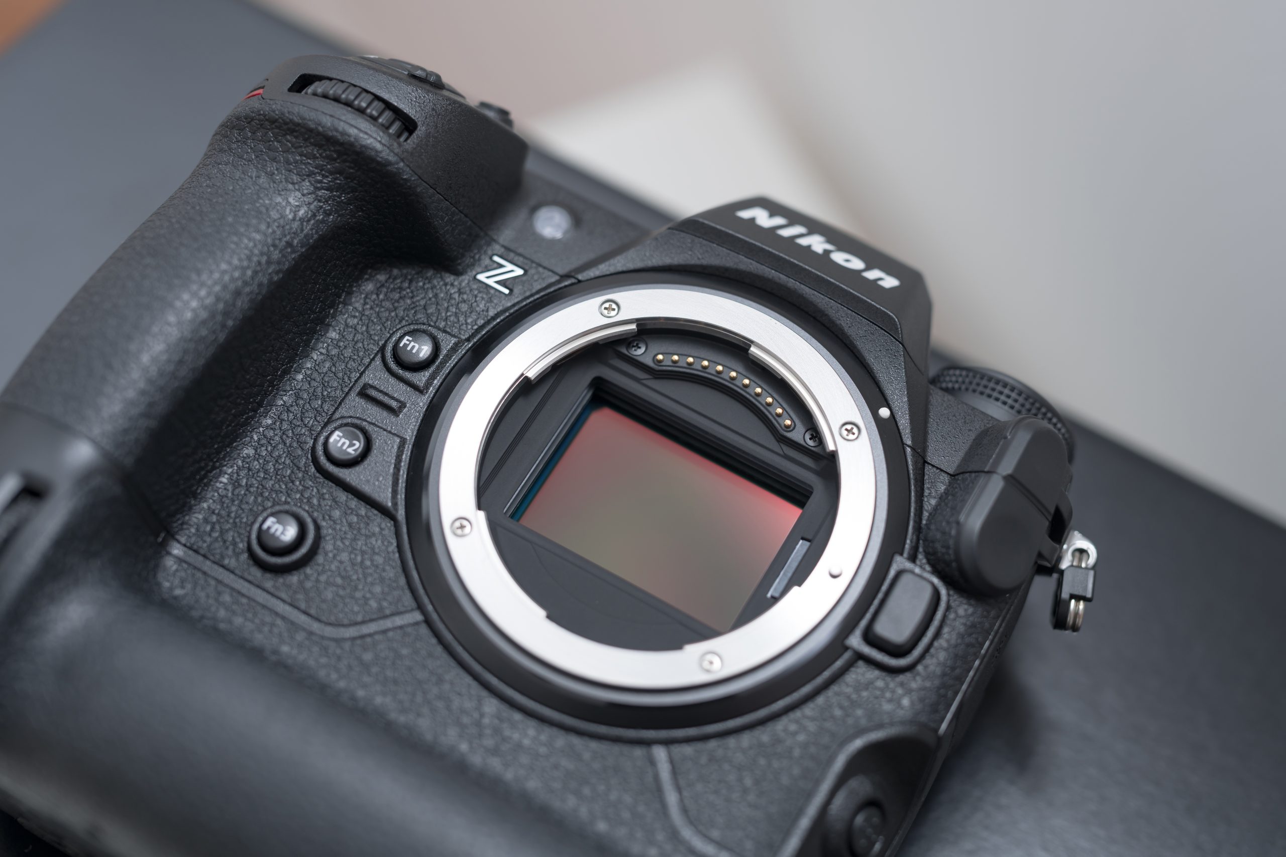 Detaljerna blir ofta bättre i bilder från en riktig kamera, eftersom den har en stor bildsensor.