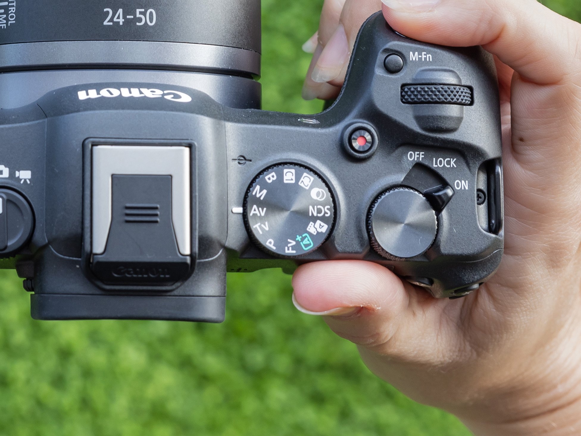 Fysisk knapper og hjul gør betjeningen mere intuitiv på et rigtigt kamera.