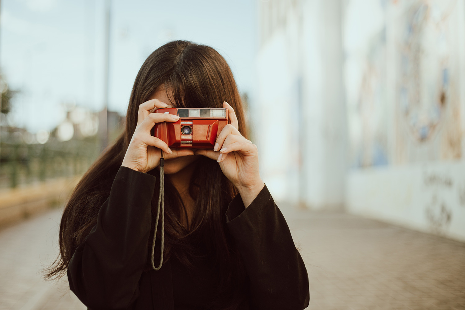 Person med analogt kamera