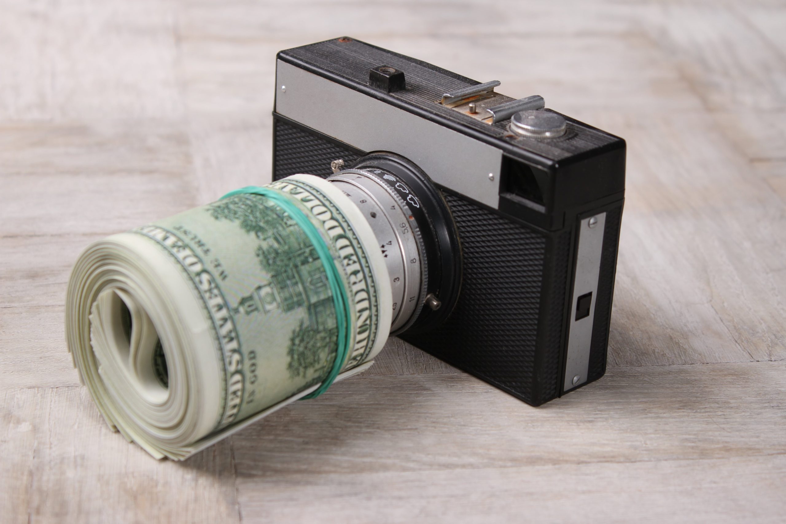 kamera med en rulle sedlar som objektiv