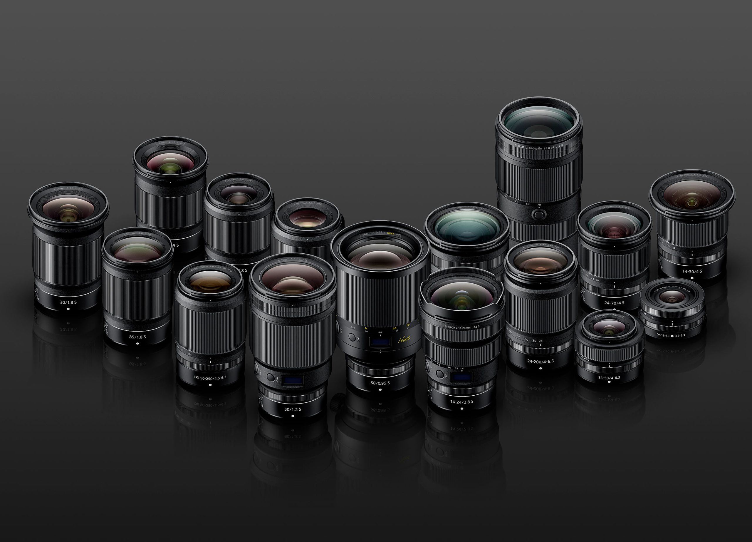 En samling av de senaste Nikkor-objektiven till Nikon-kameror.