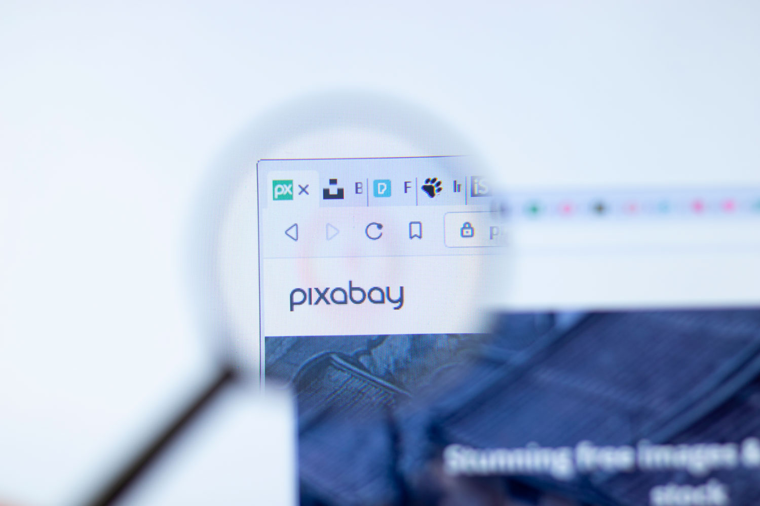 Det finnes både gratis og betalte bilder på Pixabay.