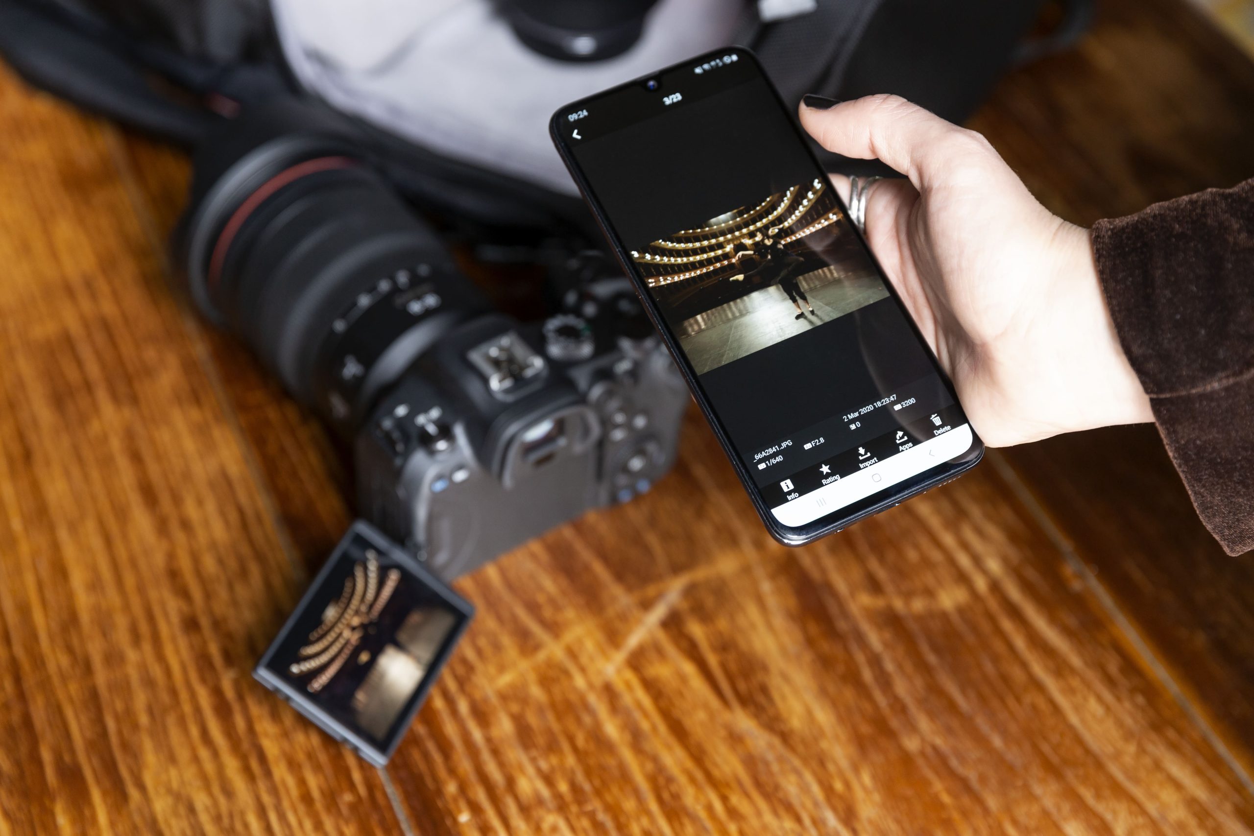 Canon EOS R6 med smartphone