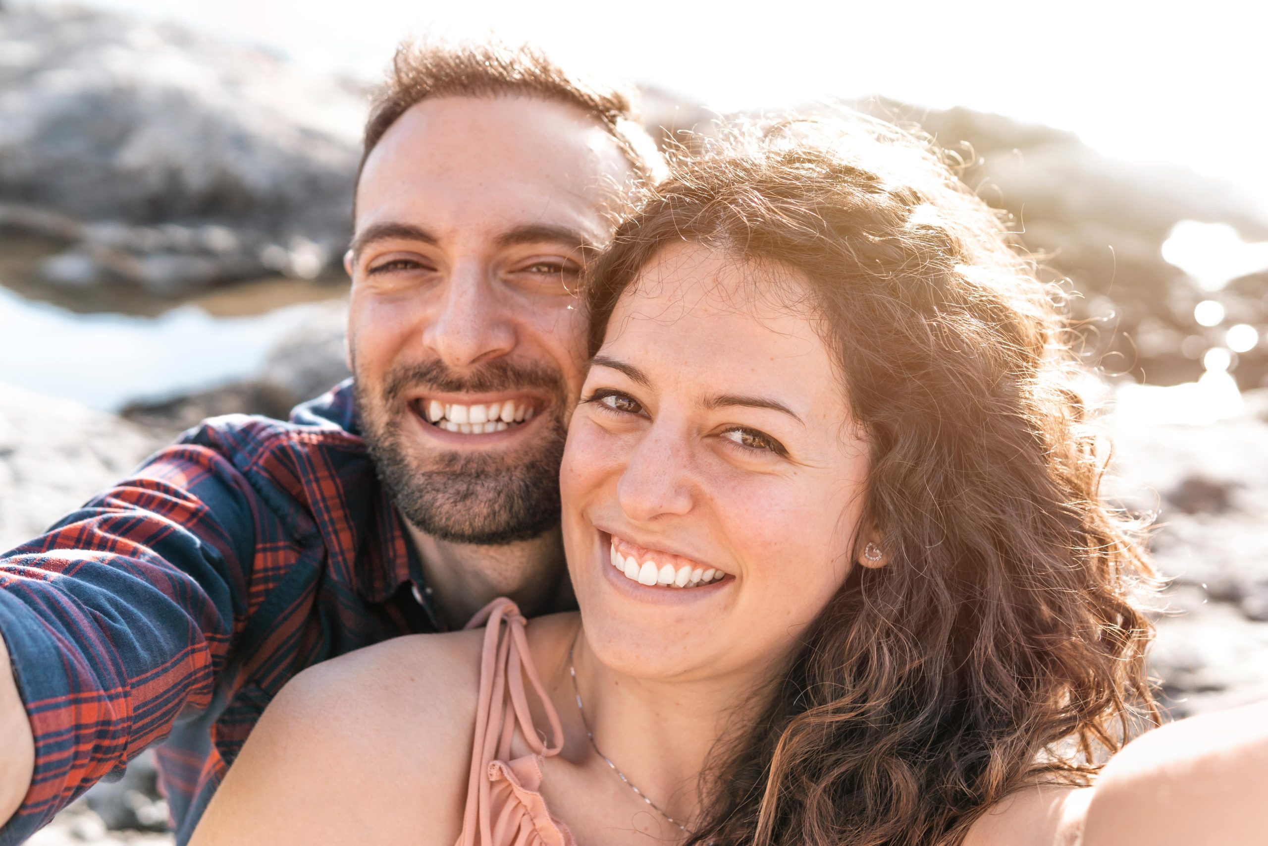 Mann og kvinne tar selfie