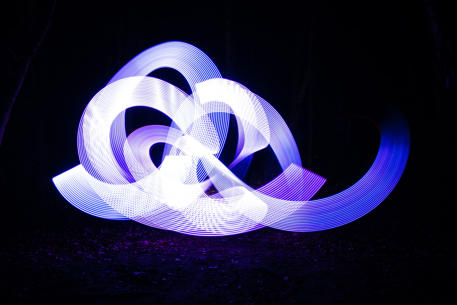 Valomaalausta pimeässä.