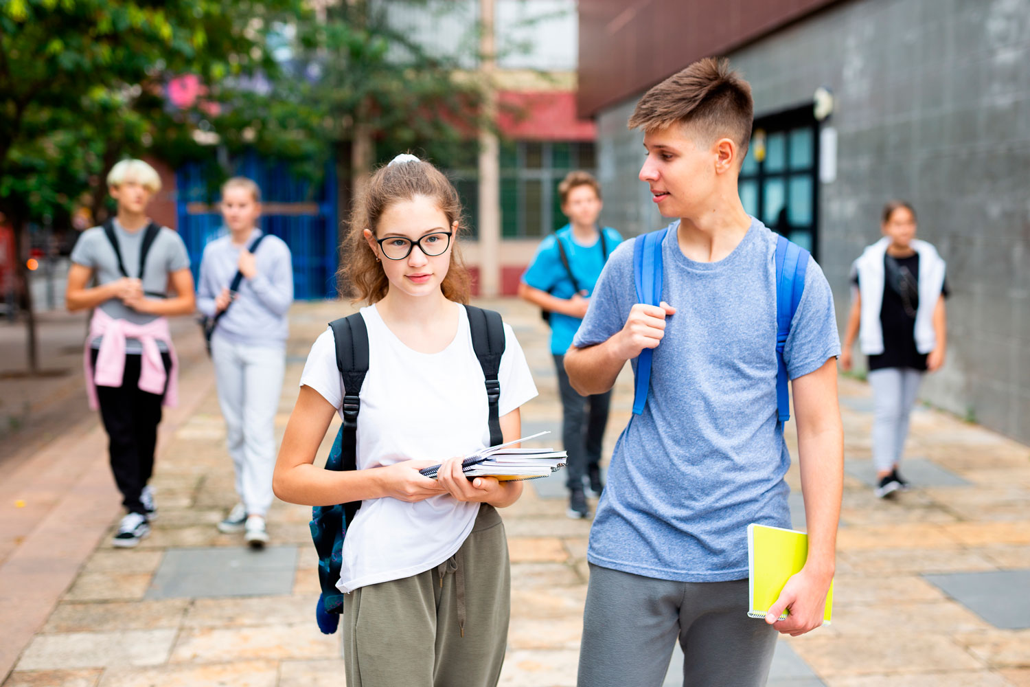 Laajassa puolikuvassa ihmiset on yleensä katkaistu reisien tai lantion seudulta.