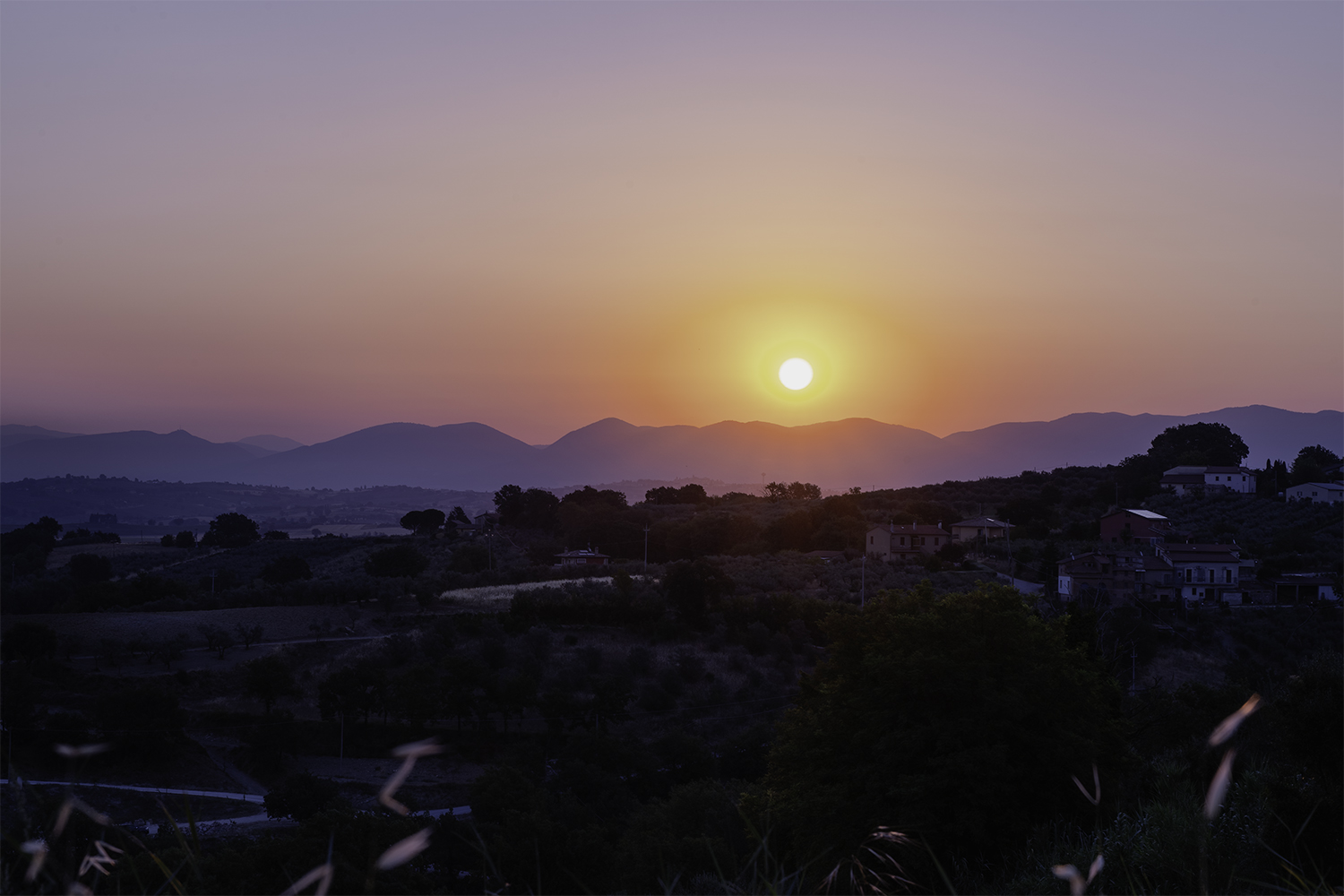 Soloppgang over en fjellrygg