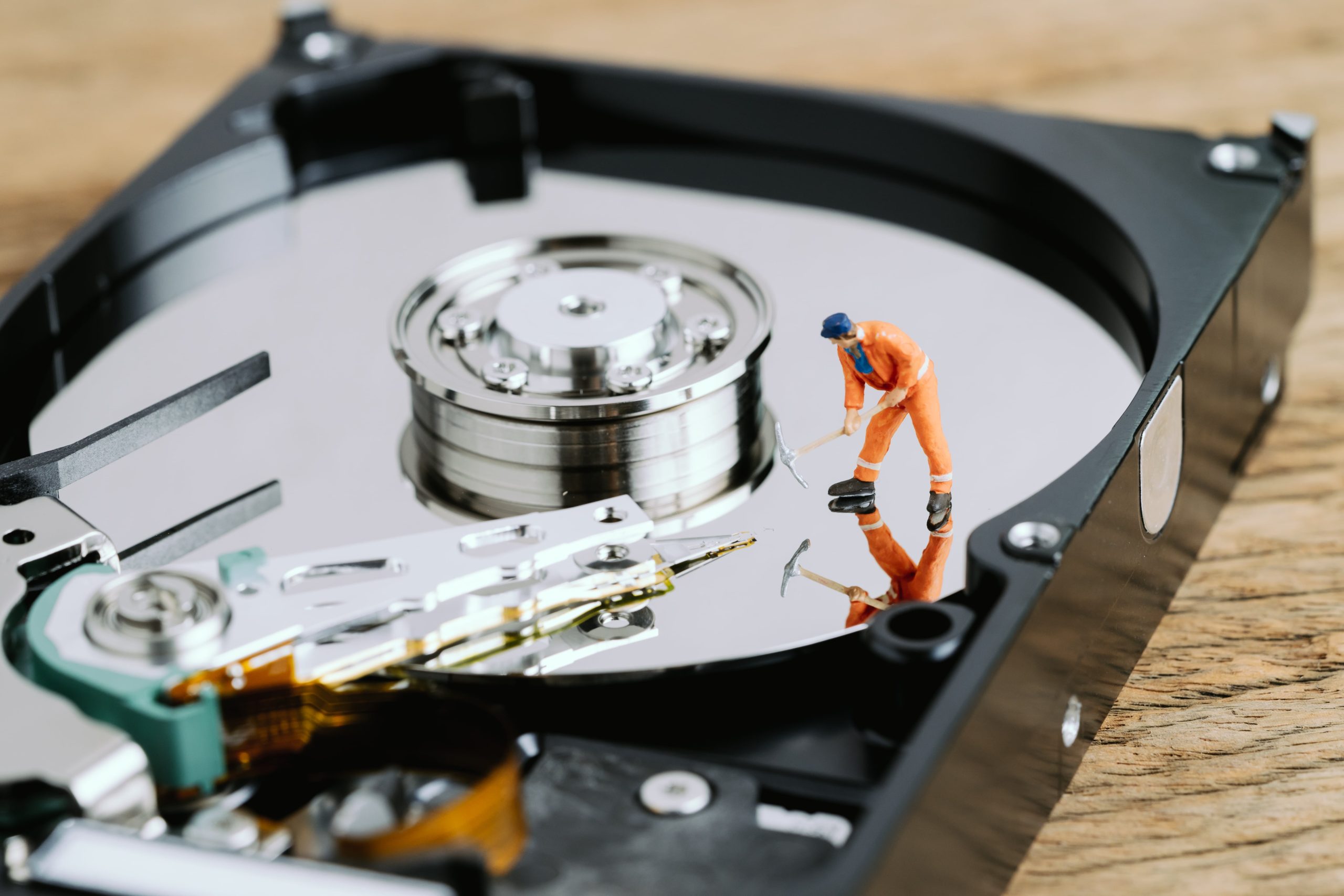 Liten man arbetar på en hårddisk