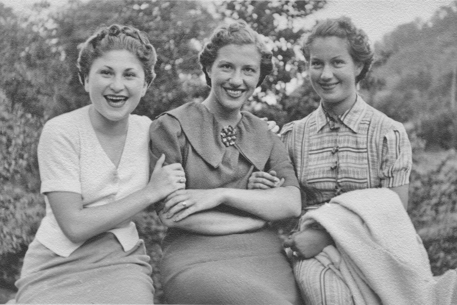 Billede af tre kvinder i sort-hvid