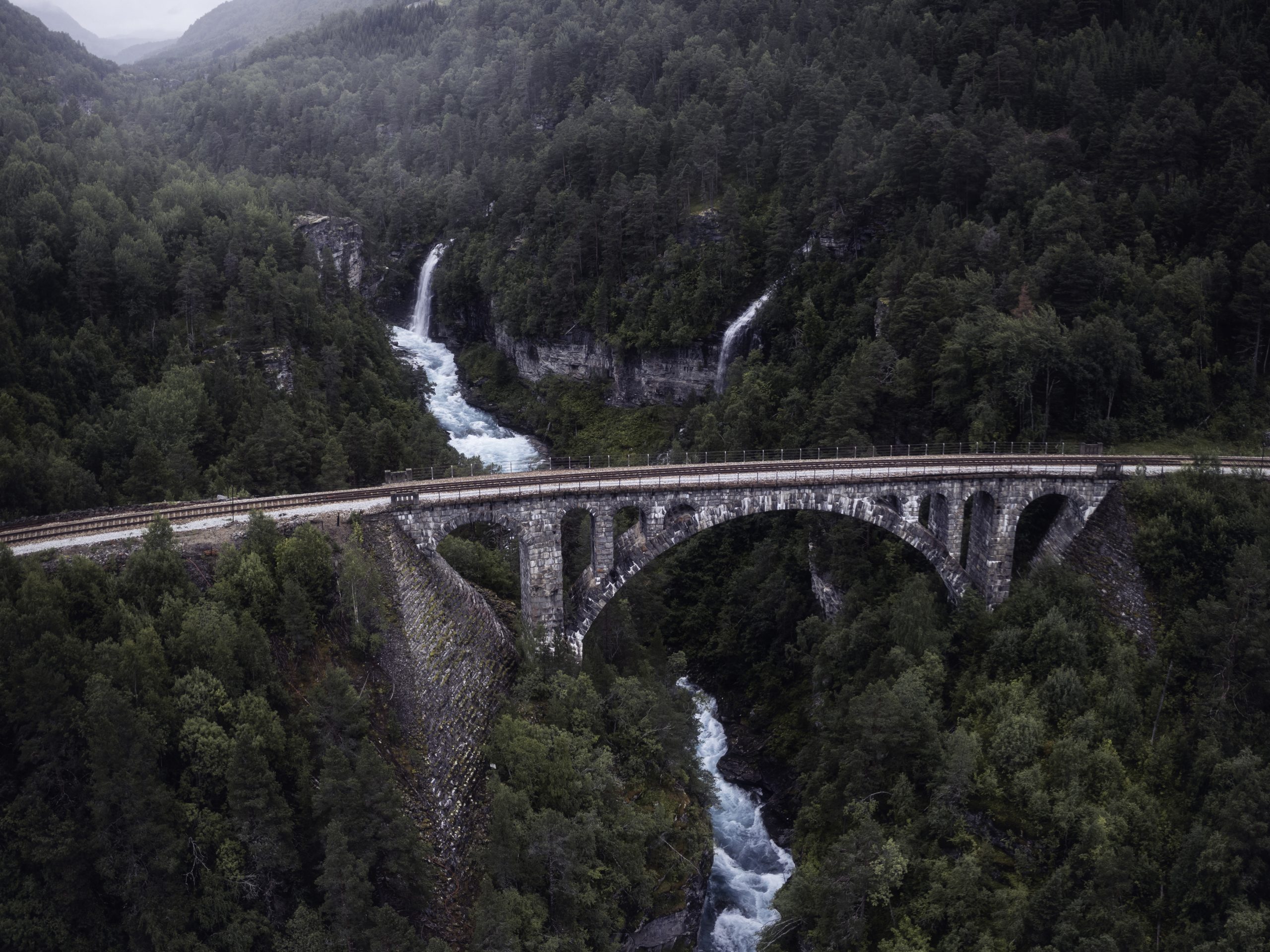 Kylling-bron är en vacker norsk bro över en flod omgiven av höga fjäll.