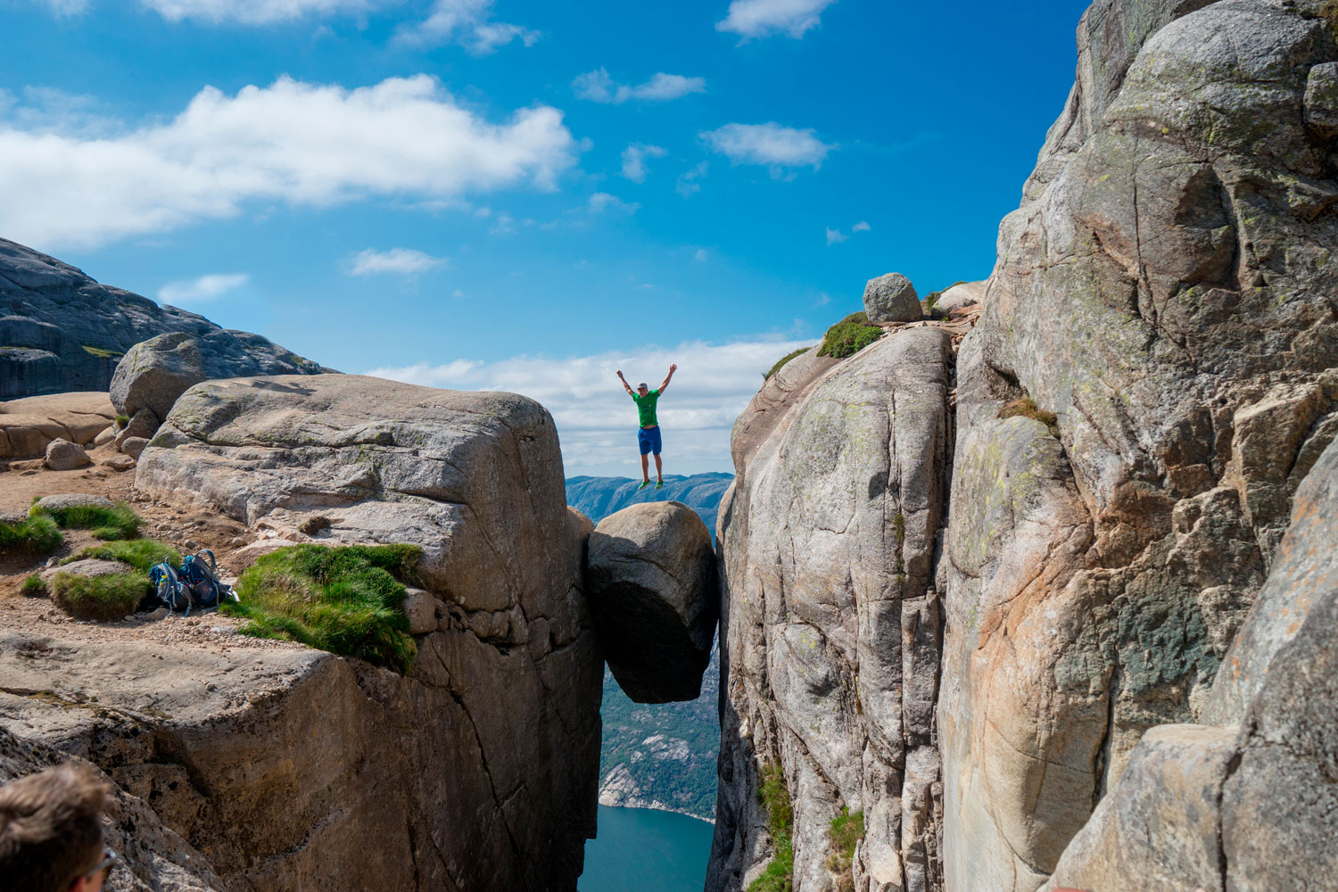 Uhkarohkea kuvattava Kjeragboltenin lohkareella, jonka saavuttaa noin 5 tunnin patikoinnin jälkeen.