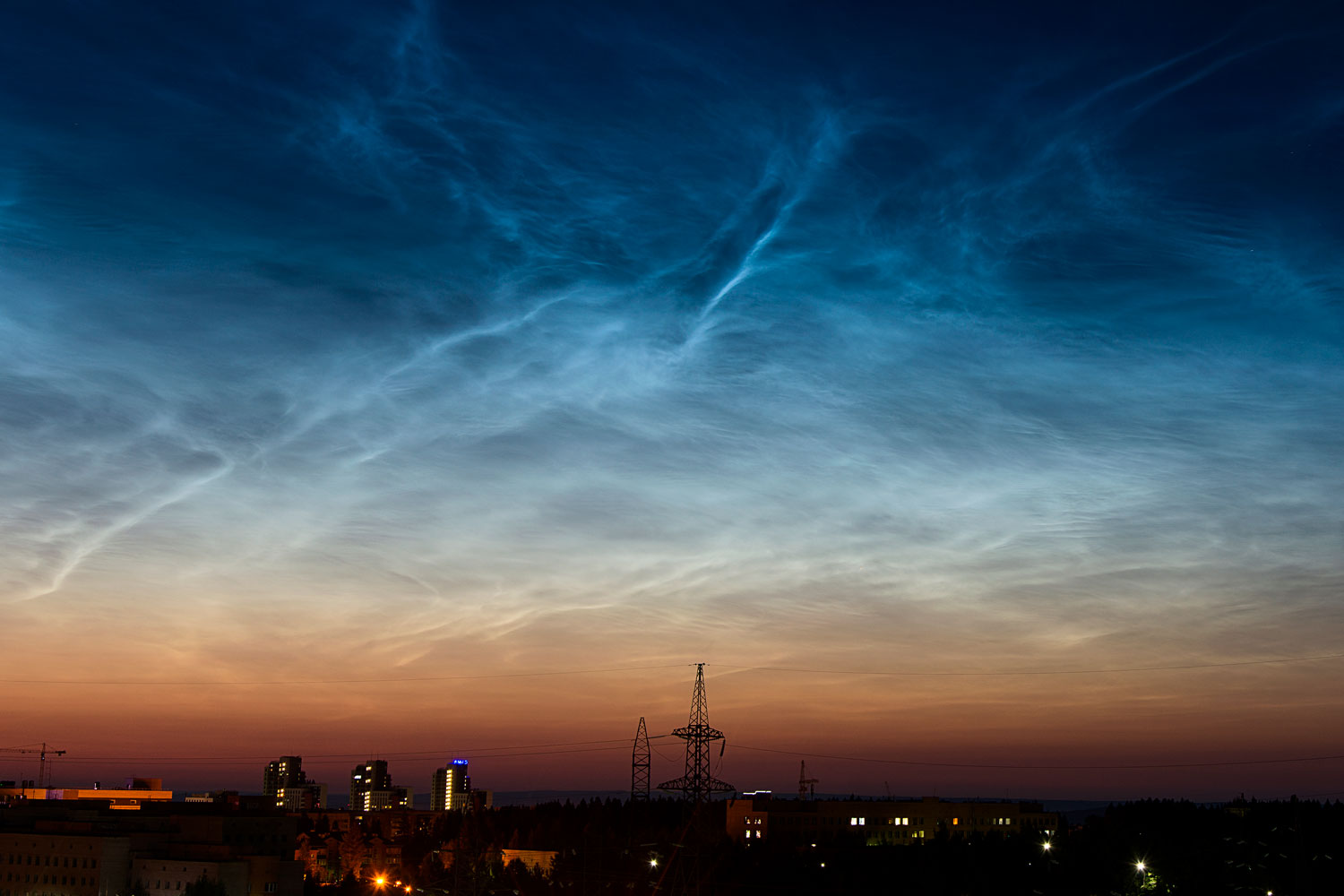 Man skal ikke ret langt mod syd, før lysende natskyer er en sjældenhed.