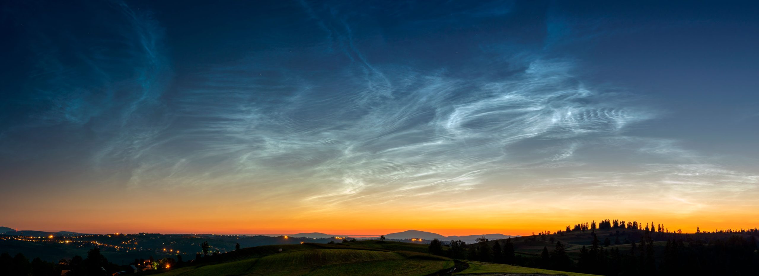 Lang lukkertid og et stativ er en stor del af opskriften på gode skud af lysende natskyer.