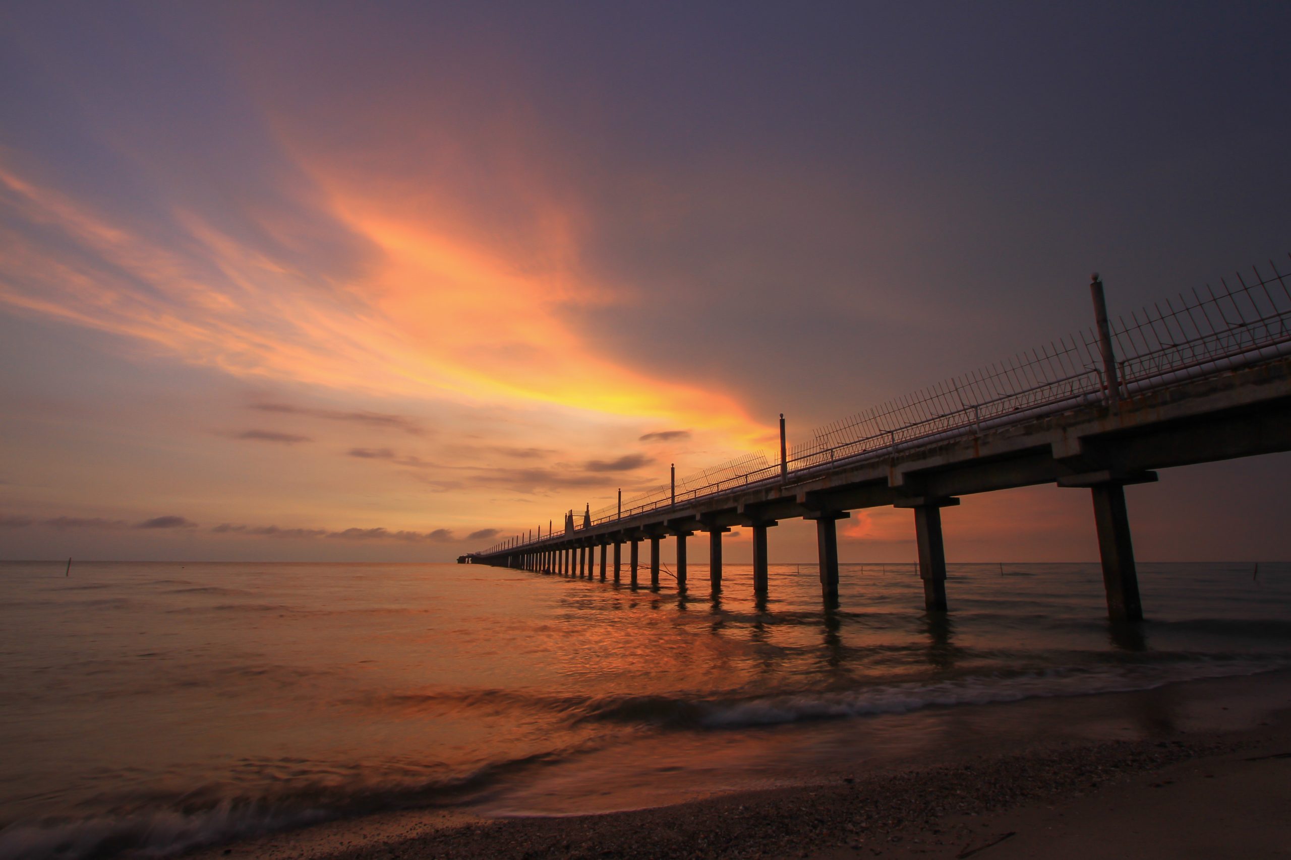 Laituri auringonlaskussa.