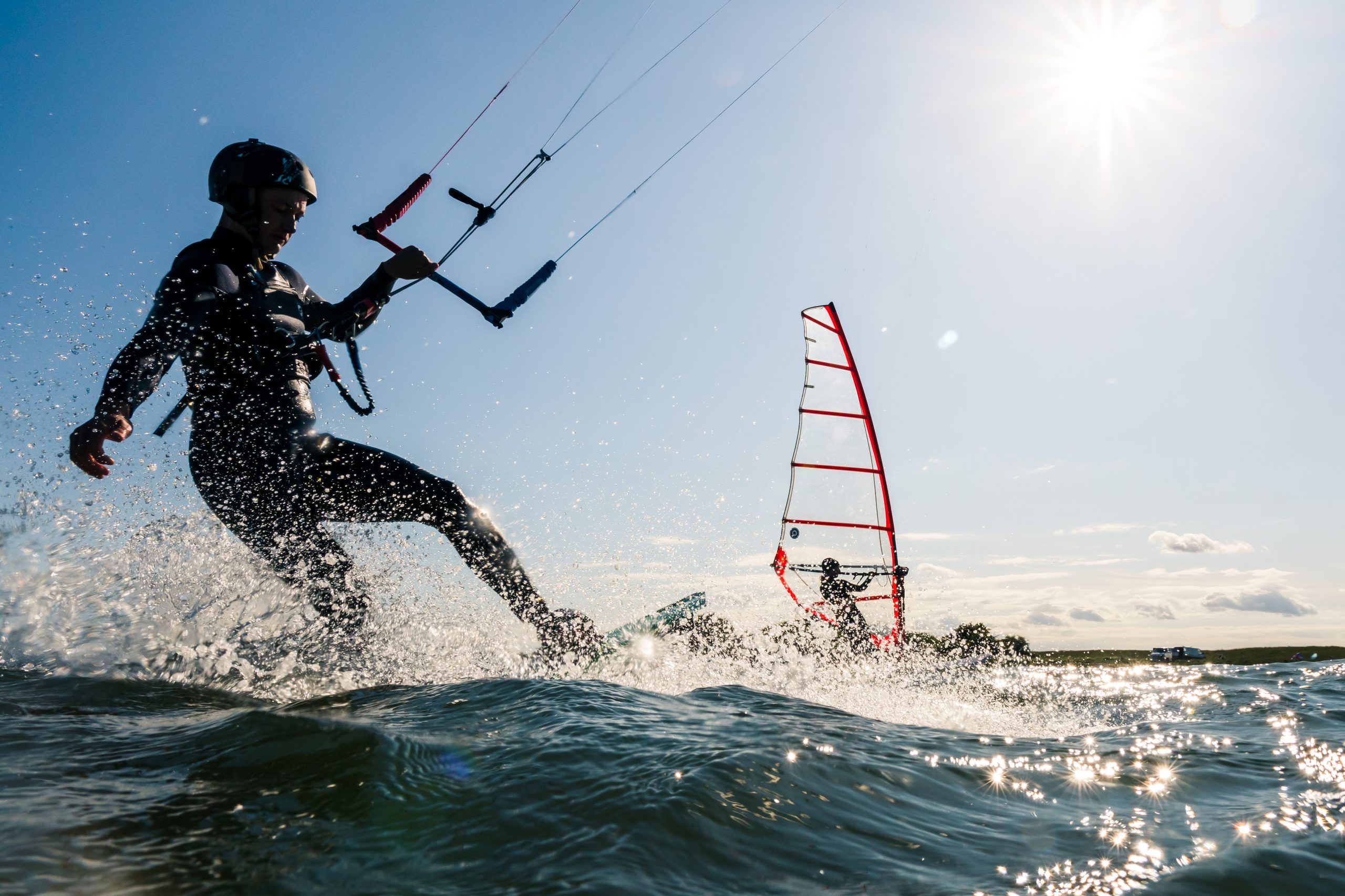 Kitesurfare i motljus