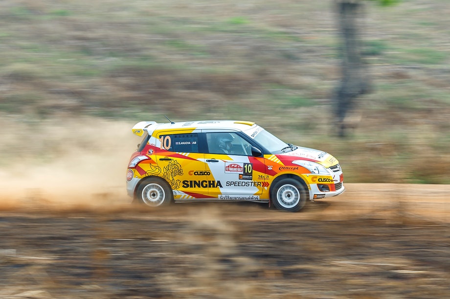 ralli auto panorointi soratie