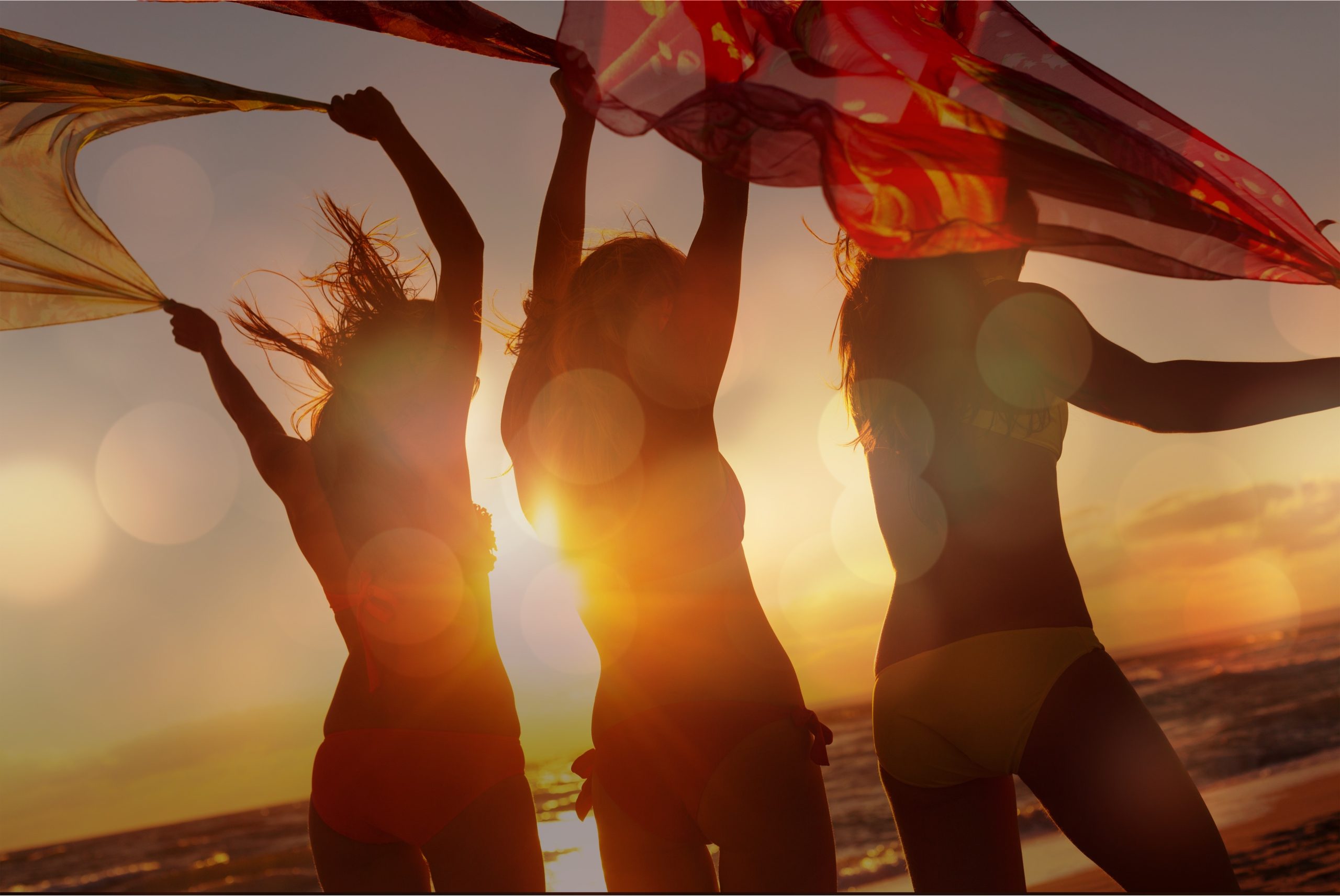 Kvinnor i sommarkläder på stranden