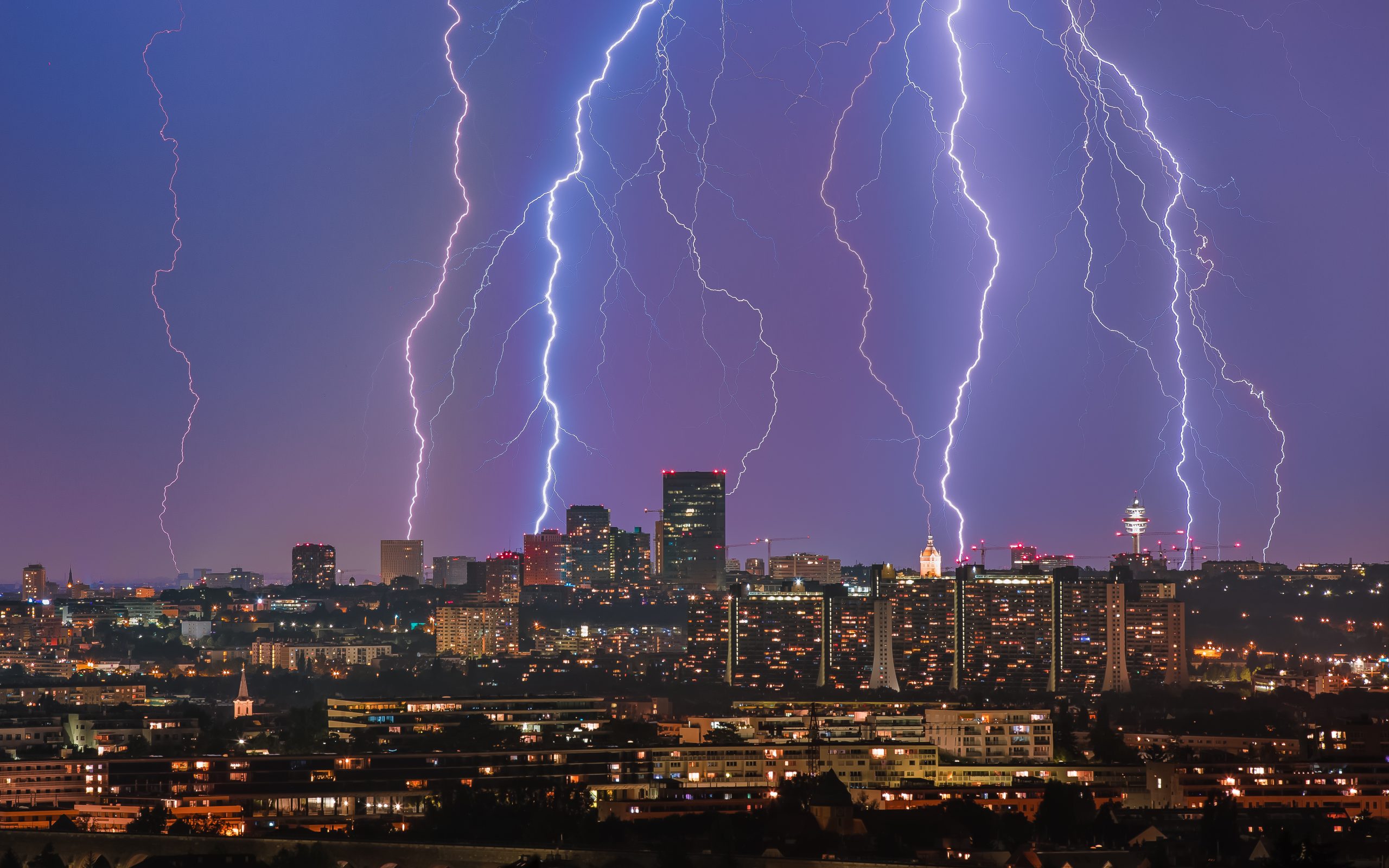 Åskväder över stad