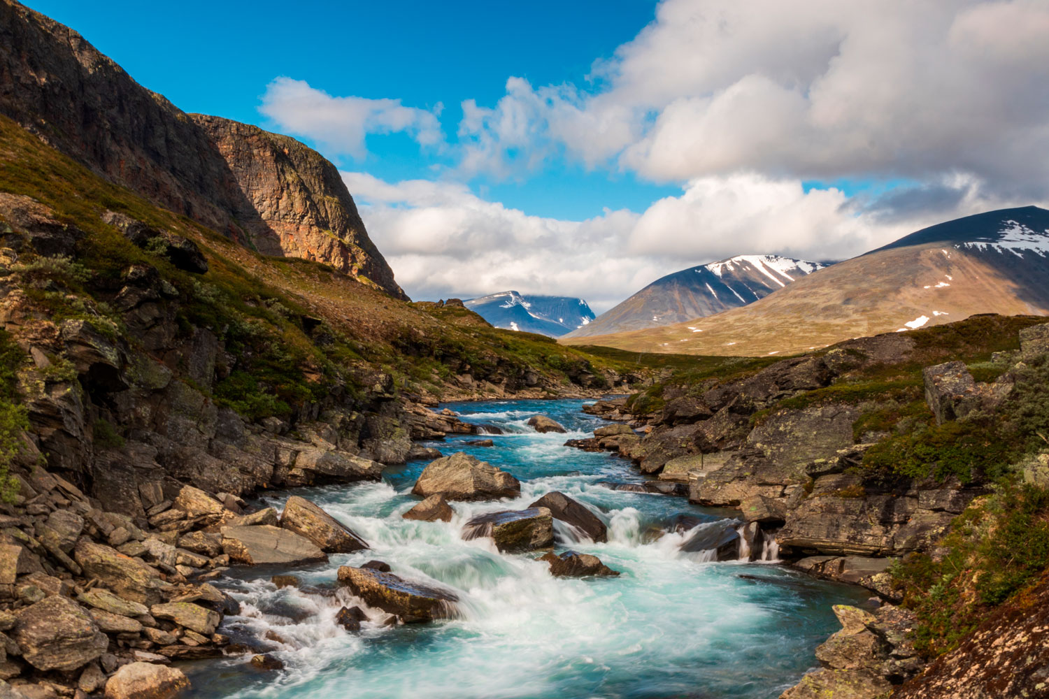 Kungsleden är en enastående vandring som bjuder på floder och fjäll av allra bästa märke.