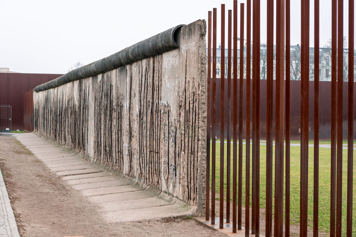 Det er fortsatt litt igjen av Berlinmuren på denne strekningen.