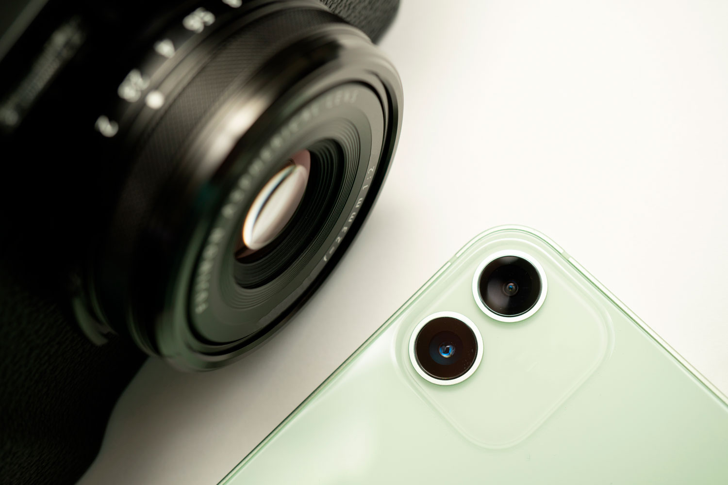 Järjestelmäkameran objektiivi on aivan eri tasoa kuin älypuhelimissa.