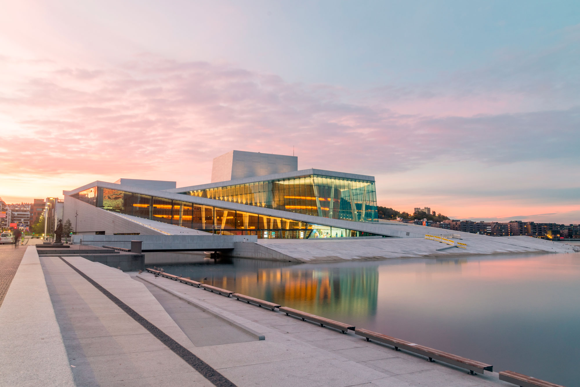 Det ser ikke bare bra ut på avstand, men også helt tett på når du går Operahusets pene arkitektur.