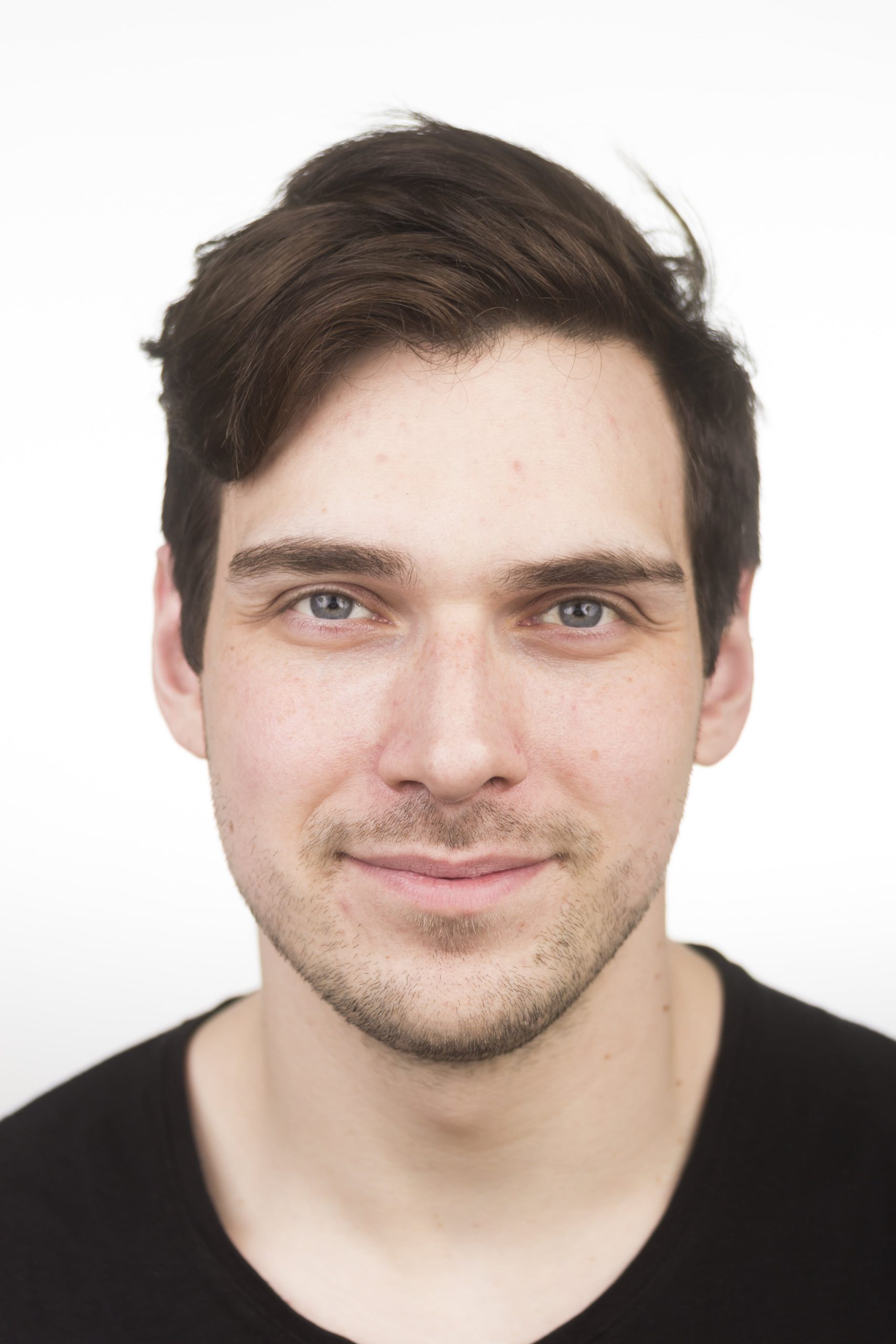 Fint pasfoto uden skygger i ansigtet.