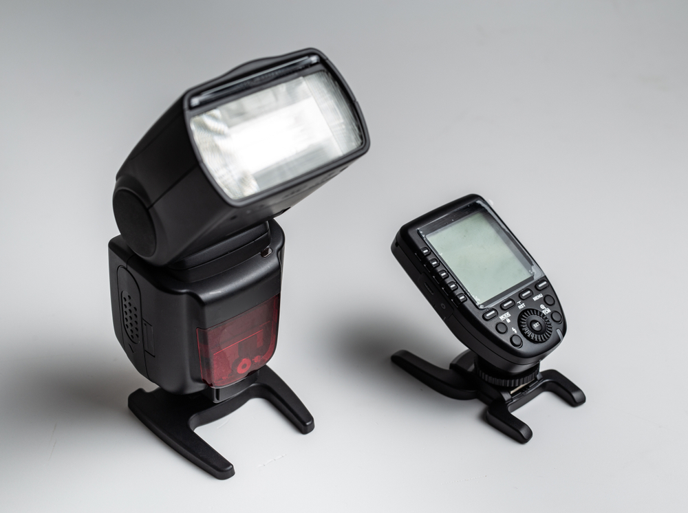 Kuvausvälinekokoelma, jossa on salamalaitteita ja laukaisimia, joiden avulla voi ottaa parempia studiokuvia