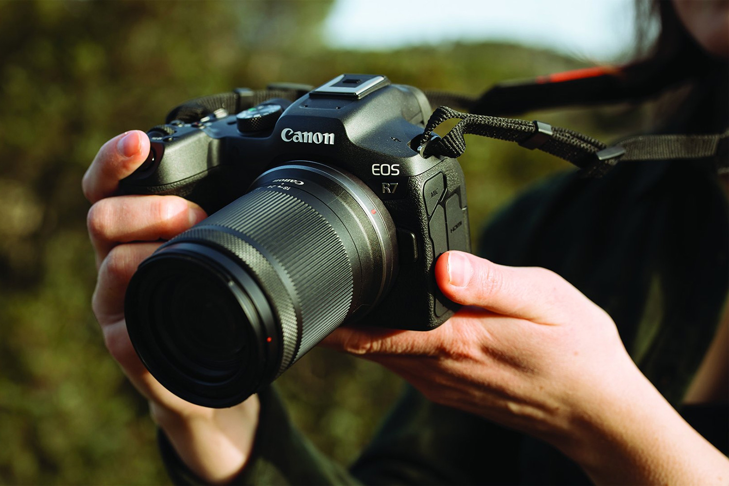 Speilløse Canon EOS R7 i bruk