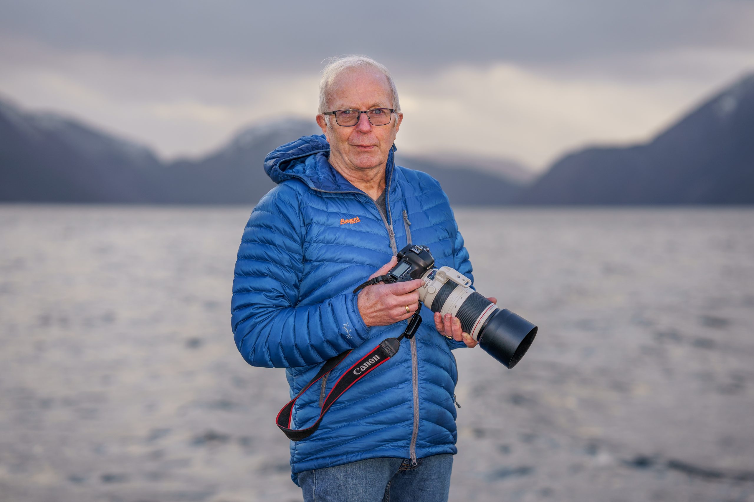 En digital FOTO-leser med sitt kamera