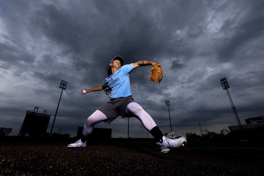 Kelsie Whitemore, basebollspelare, kastar bollar under uppvärmningen