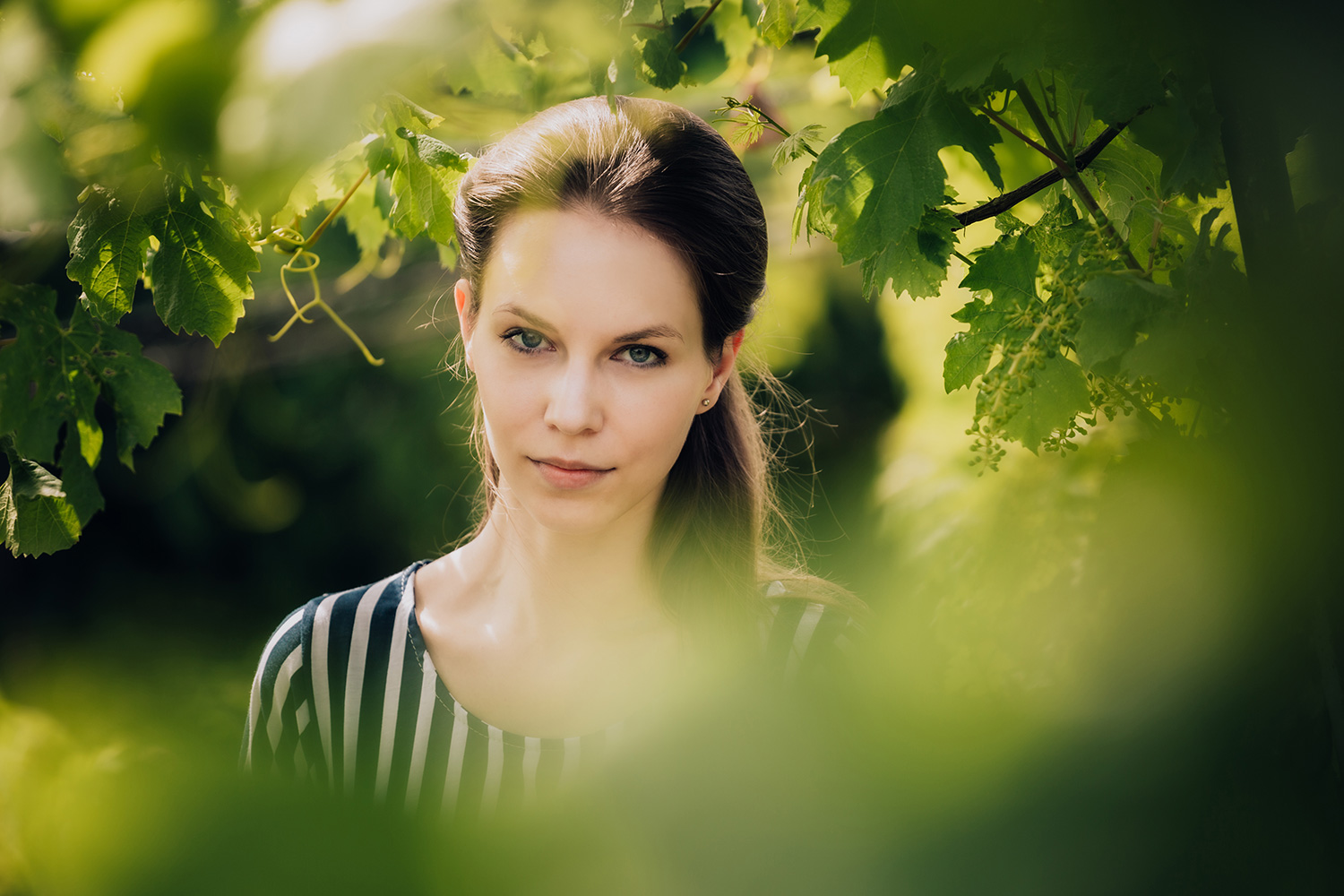 Portrett med blader i forgrunnen