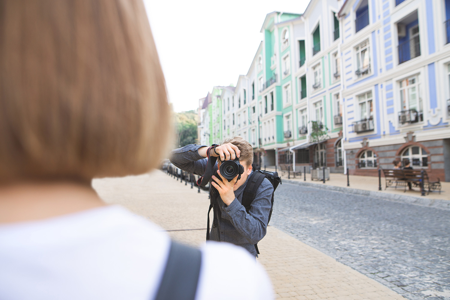 Fotograf tager billeder af person