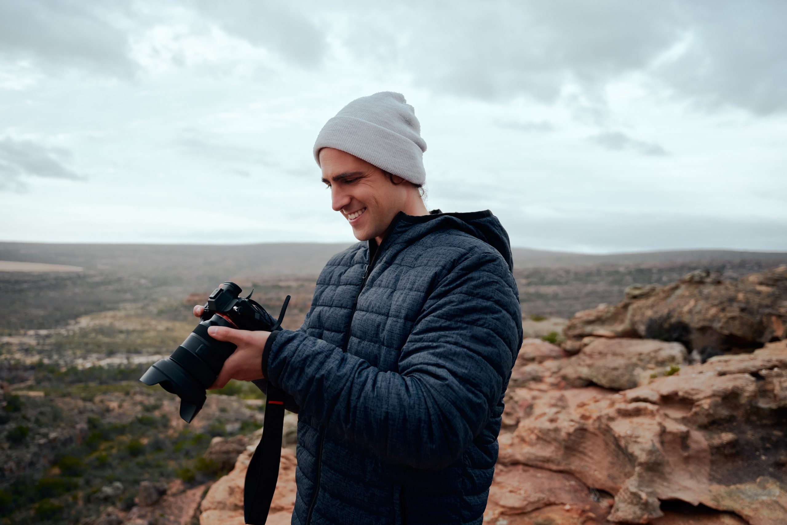 Man med kamera och stort objektiv.