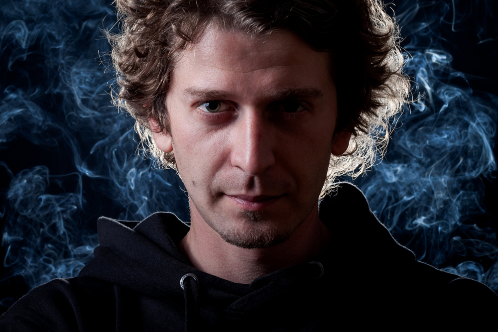 Ung mand fotograferet med modlys i baggrunden der løfter portrættet til nye højder