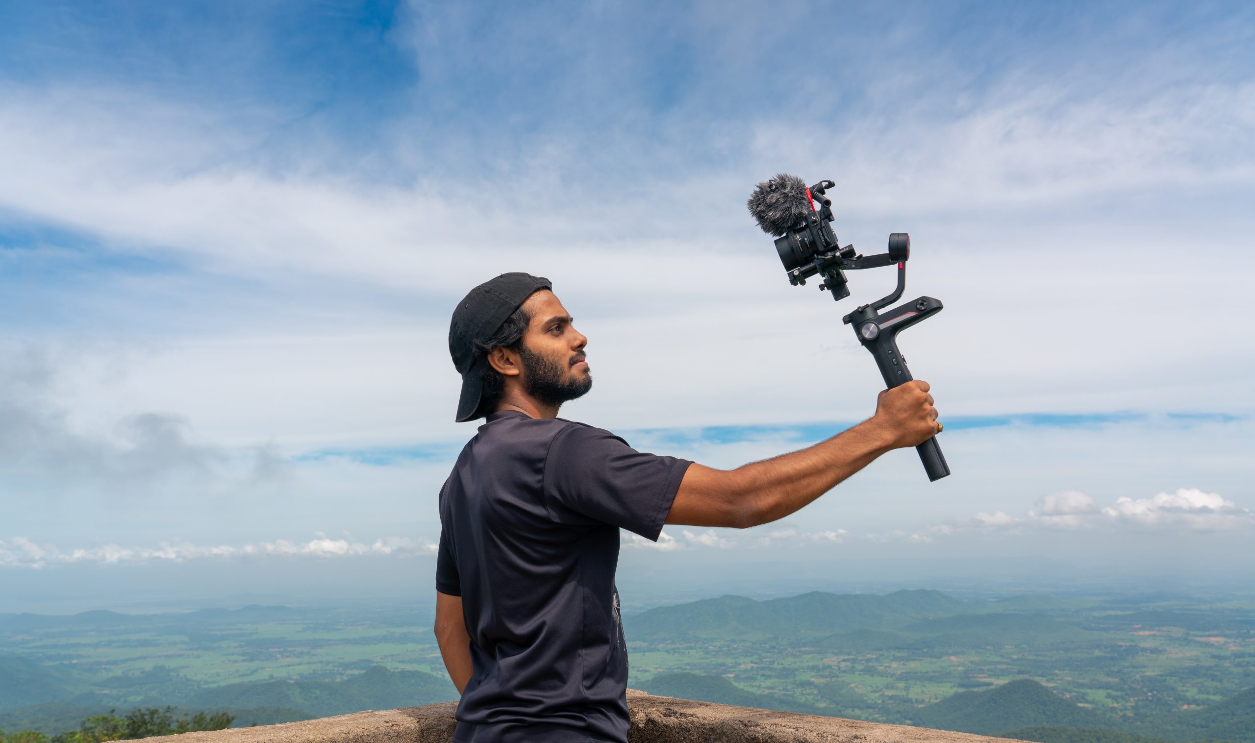 Man fotograferar sig själv med gimbal och kamera.