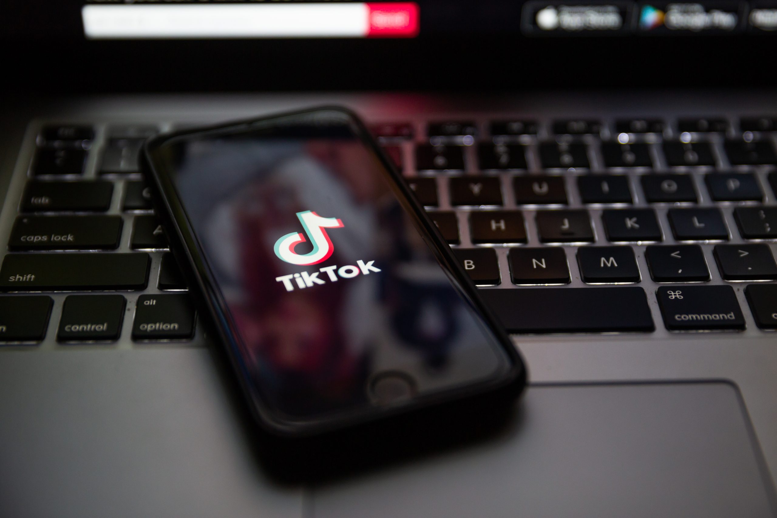Tiktok fungerar både på mobiler och datorer. 
