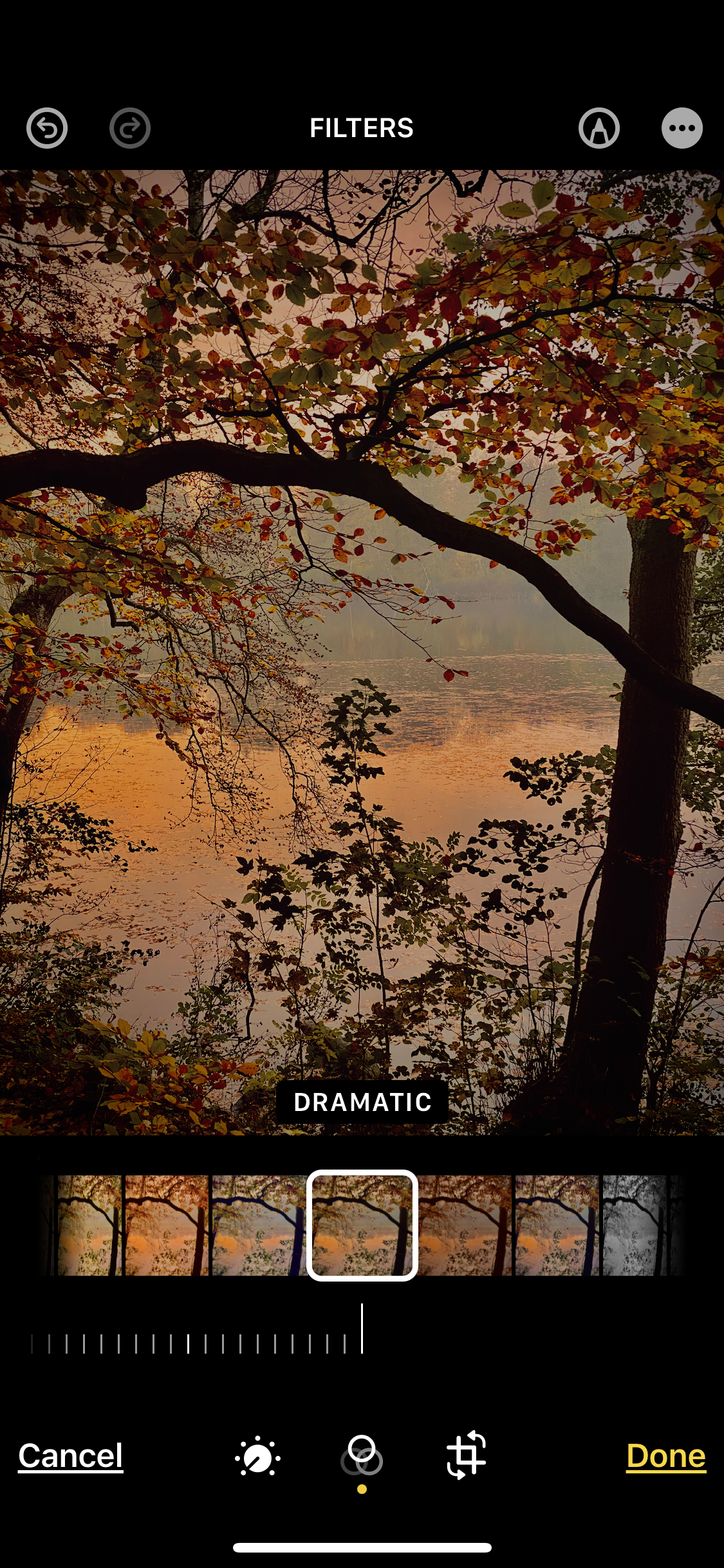 Kuvien muokkaaminen iPhonen Kuvat-sovelluksessa.