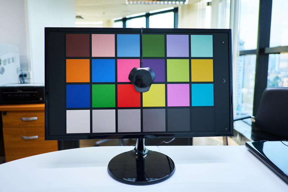 Kalibreringsværktøj fx Spyder X Pro bruges til at farvekalibrere en computerskærm så de mest korrekte farver vises